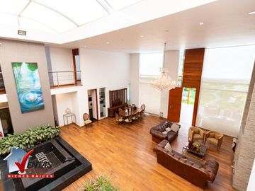 HERMOSA CASA INDEPENDIENTE DE 4 DORMITORIOS 4 COCHERAS Y PISCINA RODEADA DE COMERCIOS CERCA A TODO COM AMPLIA Y HERMOSA TERRAZA