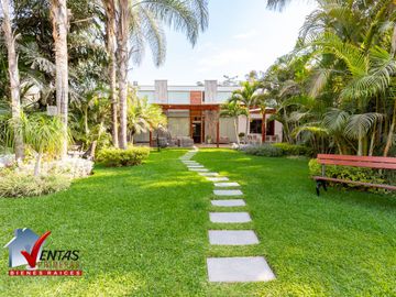 HERMOSA CASA INDEPENDIENTE DE 4 DORMITORIOS 4 COCHERAS Y PISCINA RODEADA DE COMERCIOS CERCA A TODO COM AMPLIA Y HERMOSA TERRAZA