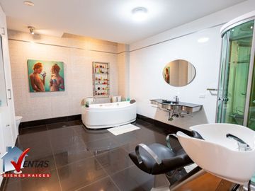 HERMOSA CASA INDEPENDIENTE DE 4 DORMITORIOS 4 COCHERAS Y PISCINA RODEADA DE COMERCIOS CERCA A TODO COM AMPLIA Y HERMOSA TERRAZA