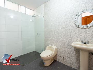 HERMOSA CASA INDEPENDIENTE DE 4 DORMITORIOS 4 COCHERAS Y PISCINA RODEADA DE COMERCIOS CERCA A TODO COM AMPLIA Y HERMOSA TERRAZA