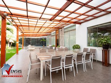 HERMOSA CASA INDEPENDIENTE DE 4 DORMITORIOS 4 COCHERAS Y PISCINA RODEADA DE COMERCIOS CERCA A TODO COM AMPLIA Y HERMOSA TERRAZA