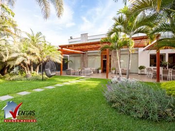 HERMOSA CASA INDEPENDIENTE DE 4 DORMITORIOS 4 COCHERAS Y PISCINA RODEADA DE COMERCIOS CERCA A TODO COM AMPLIA Y HERMOSA TERRAZA