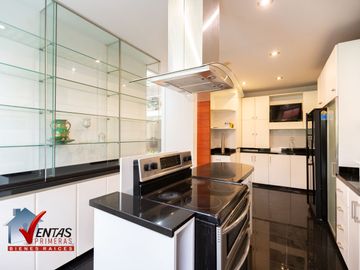 HERMOSA CASA INDEPENDIENTE DE 4 DORMITORIOS 4 COCHERAS Y PISCINA RODEADA DE COMERCIOS CERCA A TODO COM AMPLIA Y HERMOSA TERRAZA