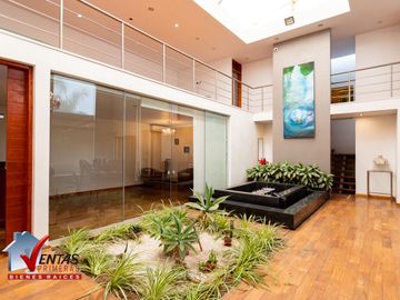 HERMOSA CASA INDEPENDIENTE DE 4 DORMITORIOS 4 COCHERAS Y PISCINA RODEADA DE COMERCIOS CERCA A TODO COM AMPLIA Y HERMOSA TERRAZA