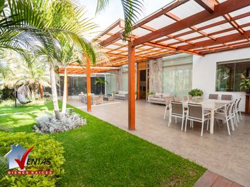 HERMOSA CASA INDEPENDIENTE DE 4 DORMITORIOS 4 COCHERAS Y PISCINA RODEADA DE COMERCIOS CERCA A TODO COM AMPLIA Y HERMOSA TERRAZA