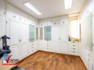 HERMOSA CASA INDEPENDIENTE DE 4 DORMITORIOS 4 COCHERAS Y PISCINA RODEADA DE COMERCIOS CERCA A TODO COM AMPLIA Y HERMOSA TERRAZA