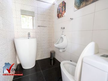 HERMOSA CASA INDEPENDIENTE DE 4 DORMITORIOS 4 COCHERAS Y PISCINA RODEADA DE COMERCIOS CERCA A TODO COM AMPLIA Y HERMOSA TERRAZA