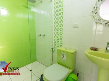 HERMOSA CASA INDEPENDIENTE DE 4 DORMITORIOS 4 COCHERAS Y PISCINA RODEADA DE COMERCIOS CERCA A TODO COM AMPLIA Y HERMOSA TERRAZA