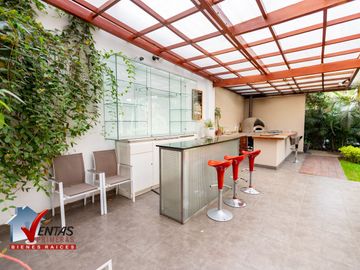 HERMOSA CASA INDEPENDIENTE DE 4 DORMITORIOS 4 COCHERAS Y PISCINA RODEADA DE COMERCIOS CERCA A TODO COM AMPLIA Y HERMOSA TERRAZA