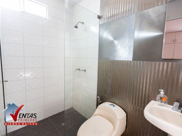 HERMOSA CASA INDEPENDIENTE DE 4 DORMITORIOS 4 COCHERAS Y PISCINA RODEADA DE COMERCIOS CERCA A TODO COM AMPLIA Y HERMOSA TERRAZA