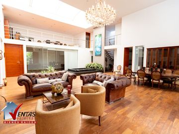 HERMOSA CASA INDEPENDIENTE DE 4 DORMITORIOS 4 COCHERAS Y PISCINA RODEADA DE COMERCIOS CERCA A TODO COM AMPLIA Y HERMOSA TERRAZA