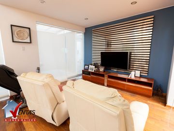 HERMOSA CASA INDEPENDIENTE DE 4 DORMITORIOS 4 COCHERAS Y PISCINA RODEADA DE COMERCIOS CERCA A TODO COM AMPLIA Y HERMOSA TERRAZA