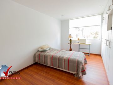 HERMOSA CASA INDEPENDIENTE DE 4 DORMITORIOS 4 COCHERAS Y PISCINA RODEADA DE COMERCIOS CERCA A TODO COM AMPLIA Y HERMOSA TERRAZA
