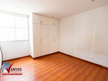 HERMOSA CASA INDEPENDIENTE DE 4 DORMITORIOS 4 COCHERAS Y PISCINA RODEADA DE COMERCIOS CERCA A TODO COM AMPLIA Y HERMOSA TERRAZA