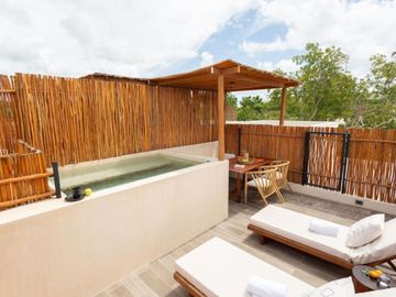 Casa con alberca, jacuzzi, terraza, paneles solares, en venta Tulum.