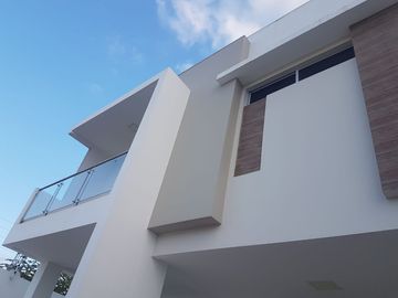 BAJAMOS EL PRECIO HERMOSA CASA EN VENTA, ARQUITECTURA MODERNA, INDEPENDIENTE, A ESTRENAR