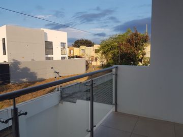 BAJAMOS EL PRECIO HERMOSA CASA EN VENTA, ARQUITECTURA MODERNA, INDEPENDIENTE, A ESTRENAR