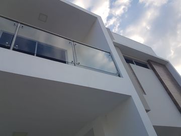 BAJAMOS EL PRECIO HERMOSA CASA EN VENTA, ARQUITECTURA MODERNA, INDEPENDIENTE, A ESTRENAR