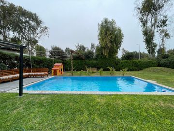 LINDA CASA DE CAMPO CON PISCINA Y GRAN ÁREA SOCIAL EN FUNDO PASO CHICO, LURIN