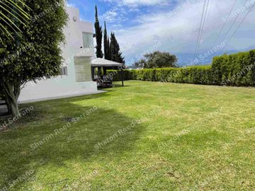 Venta de oportunidad  casa de 3 dormitorios  con vista dentro de urbanización.