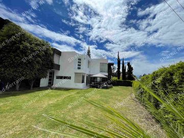 Venta de oportunidad  casa de 3 dormitorios  con vista dentro de urbanización.