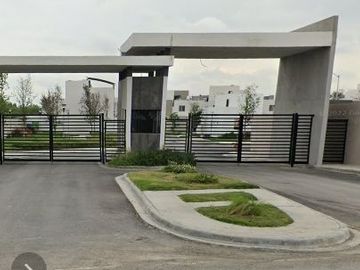 hermosa casa en venta ubicada en cipres fraccionamiento reserva acanto nuevo leon