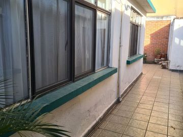 CASA EN VENTA, COLONIA GAMEZ, IRAPUATO, EN ZONA DE HOSPITALES Y ZONA COMERCIAL