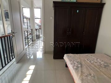 Rumah lantai 2,5 di Bintaro Sektor 7, Cluster Kebayoran Village