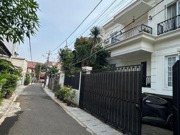 Dijual Rumah Jalan Grinting, Kebayoran Baru Jakarta Selatan Bagus Cantik Nyaman Siap Huni Lokasi Strategis