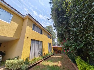 Casa en venta en calle principal Santa María, con vocación comercial.
