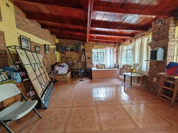 Casa en venta en calle principal Santa María, con vocación comercial.