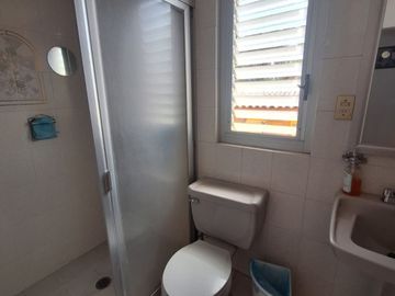 Casa en venta en calle principal Santa María, con vocación comercial.