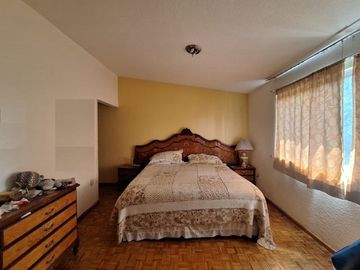 Casa en venta en calle principal Santa María, con vocación comercial.