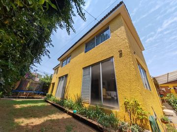 Casa en venta en calle principal Santa María, con vocación comercial.