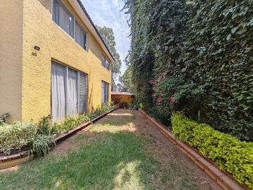 Casa en venta en calle principal Santa María, con vocación comercial.