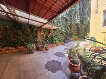Casa en venta en calle principal Santa María, con vocación comercial.