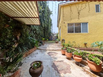 Casa en venta en calle principal Santa María, con vocación comercial.