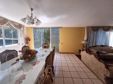 Casa en venta en calle principal Santa María, con vocación comercial.