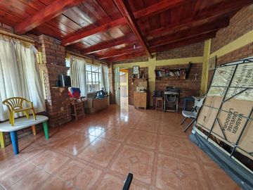 Casa en venta en calle principal Santa María, con vocación comercial.