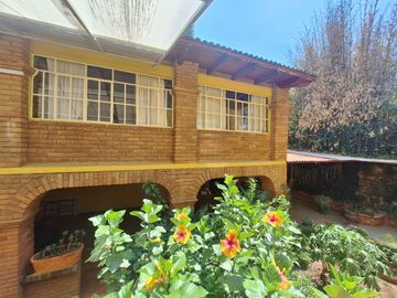 Casa en venta en calle principal Santa María, con vocación comercial.