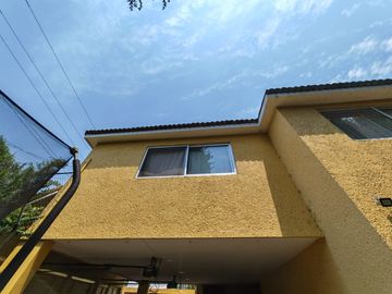 Casa en venta en calle principal Santa María, con vocación comercial.