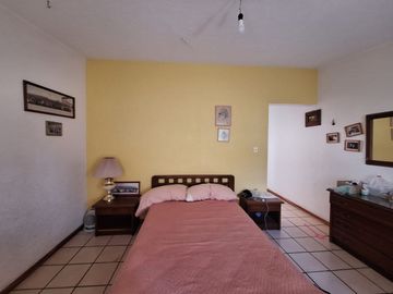 Casa en venta en calle principal Santa María, con vocación comercial.