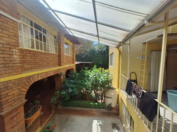 Casa en venta en calle principal Santa María, con vocación comercial.