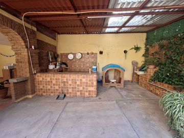 Casa en venta en calle principal Santa María, con vocación comercial.