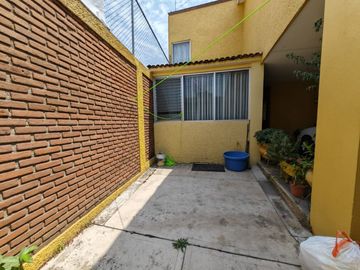 Casa en venta en calle principal Santa María, con vocación comercial.
