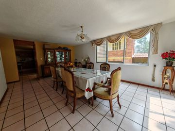 Casa en venta en calle principal Santa María, con vocación comercial.
