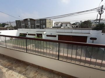 VENDO AMPLIA CASA CERCA AV. LOS FRUTALES – LA MOLINA