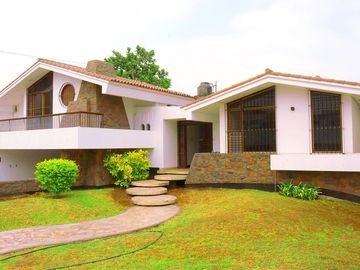 VENDO AMPLIA CASA CERCA AV. LOS FRUTALES – LA MOLINA