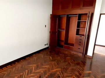 VENDO AMPLIA CASA CERCA AV. LOS FRUTALES – LA MOLINA