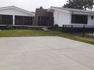 VENDO AMPLIA CASA CERCA AV. LOS FRUTALES – LA MOLINA